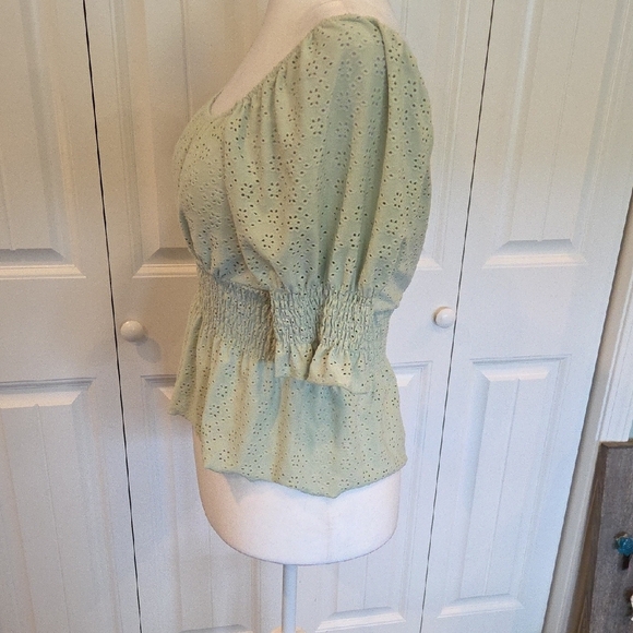 Urban Romantics Sage Green Eyelet Peasant Blouse Size Large Cropped - Picture 3 of 10